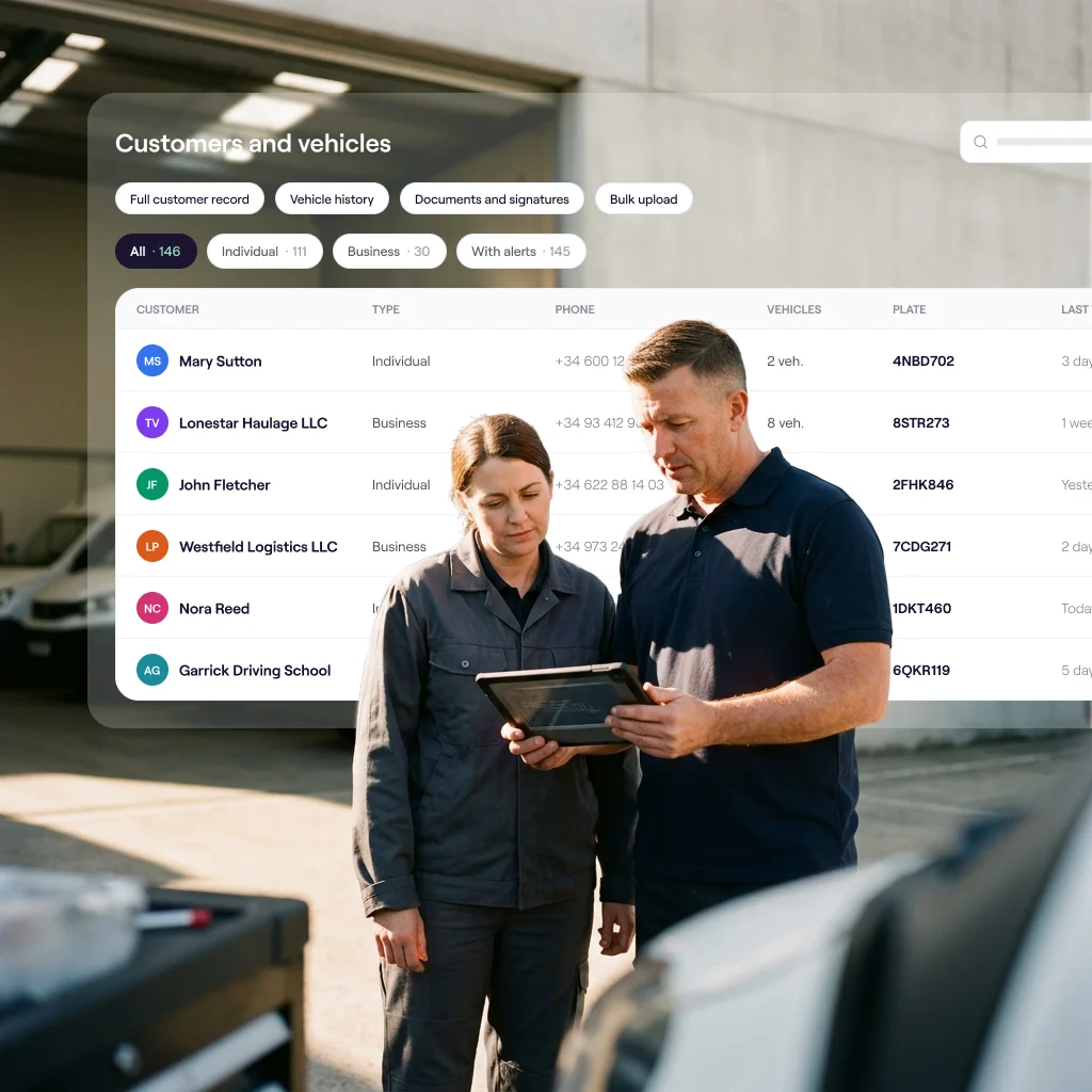 The Cafler OS CRM filtered to company customers, showing how many vehicles each fleet has.